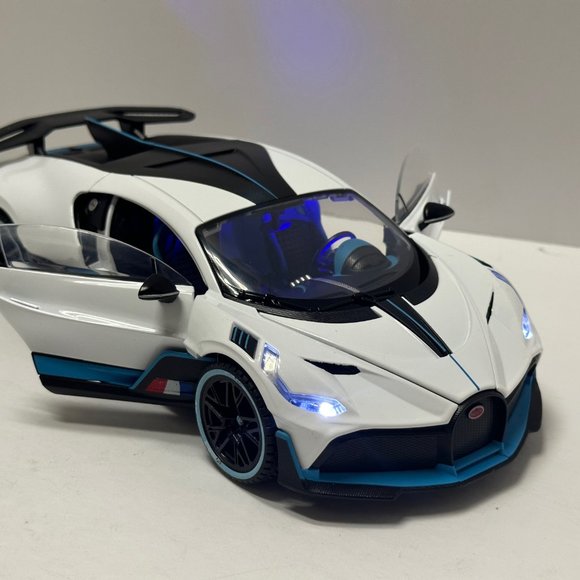 1:18 Bugatti Divo Metal Diecast With LED headlight & Taillight White - Picture 8 of 12